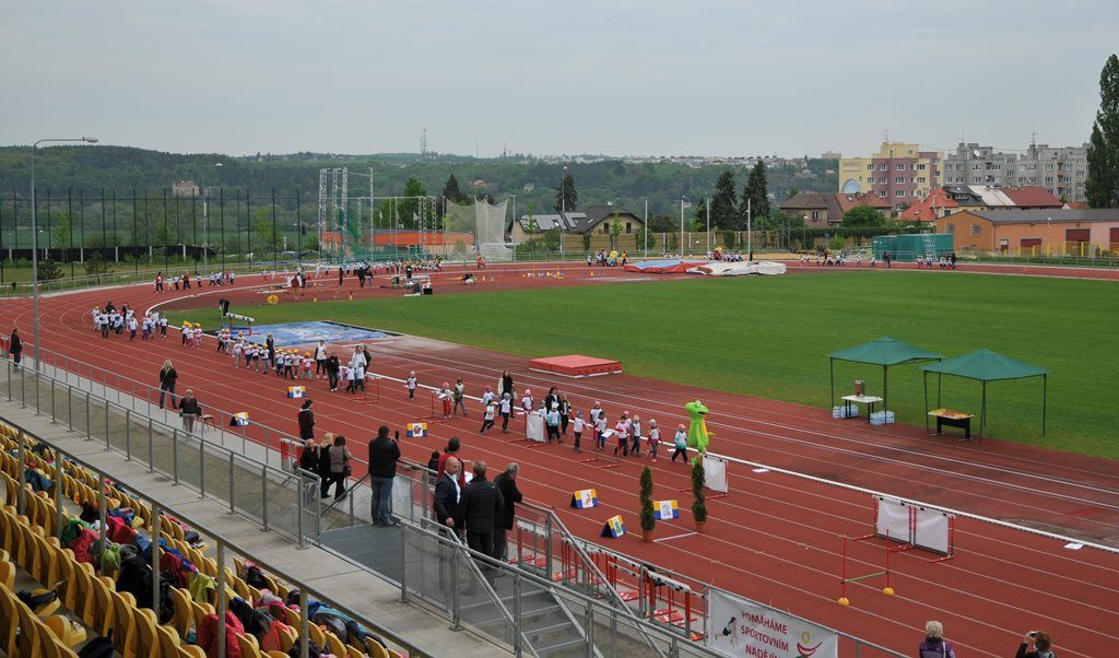 Největší sportovní akci určenou pro plzeňské mateřské školy si dnes užily děti na Atletickém stadionu města Plzně. Malí sportovci z 16 mateřinek zažili atmosféru velkých soutěží, síly změřili ve čtyřech individuálních disciplínách a jedné týmové soutěži. Absolutním vítězem se stala 91. mateřská škola, druhé místo vybojovala 90. a třetí 54. mateřská škola. (foto: M. Černý / M. Pecuch, 18.5.2016)