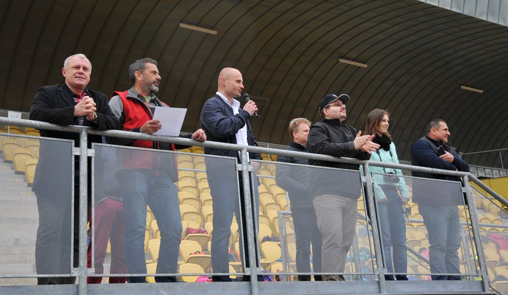 Největší sportovní akci určenou pro plzeňské mateřské školy si dnes užily děti na Atletickém stadionu města Plzně. Malí sportovci z 16 mateřinek zažili atmosféru velkých soutěží, síly změřili ve čtyřech individuálních disciplínách a jedné týmové soutěži. Absolutním vítězem se stala 91. mateřská škola, druhé místo vybojovala 90. a třetí 54. mateřská škola. (foto: M. Černý / M. Pecuch, 18.5.2016)