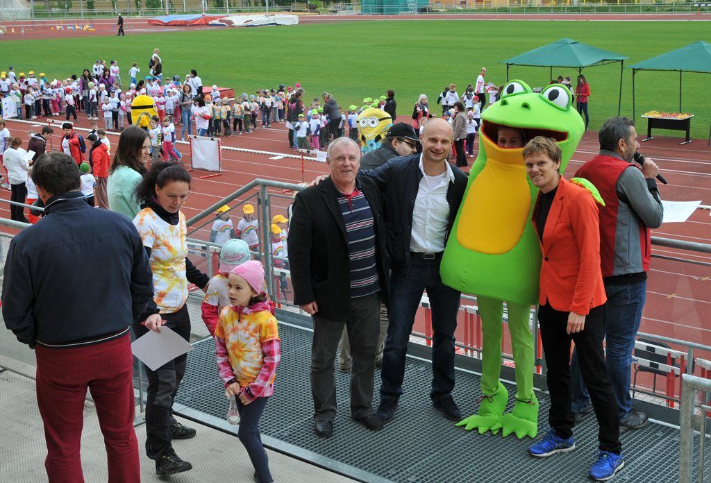 Největší sportovní akci určenou pro plzeňské mateřské školy si dnes užily děti na Atletickém stadionu města Plzně. Malí sportovci z 16 mateřinek zažili atmosféru velkých soutěží, síly změřili ve čtyřech individuálních disciplínách a jedné týmové soutěži. Absolutním vítězem se stala 91. mateřská škola, druhé místo vybojovala 90. a třetí 54. mateřská škola. (foto: M. Černý / M. Pecuch, 18.5.2016)