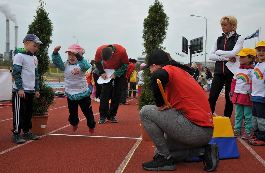 Největší sportovní akci určenou pro plzeňské mateřské školy si dnes užily děti na Atletickém stadionu města Plzně. Malí sportovci z 16 mateřinek zažili atmosféru velkých soutěží, síly změřili ve čtyřech individuálních disciplínách a jedné týmové soutěži. Absolutním vítězem se stala 91. mateřská škola, druhé místo vybojovala 90. a třetí 54. mateřská škola. (foto: M. Černý / M. Pecuch, 18.5.2016)