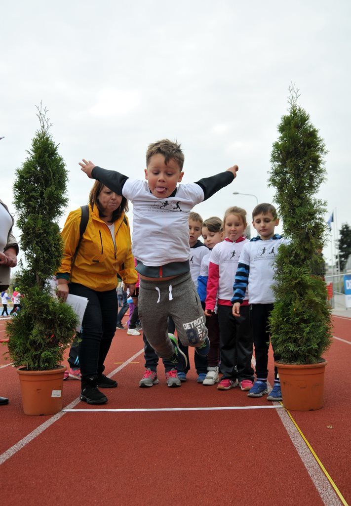 Největší sportovní akci určenou pro plzeňské mateřské školy si dnes užily děti na Atletickém stadionu města Plzně. Malí sportovci z 16 mateřinek zažili atmosféru velkých soutěží, síly změřili ve čtyřech individuálních disciplínách a jedné týmové soutěži. Absolutním vítězem se stala 91. mateřská škola, druhé místo vybojovala 90. a třetí 54. mateřská škola. (foto: M. Černý / M. Pecuch, 18.5.2016)