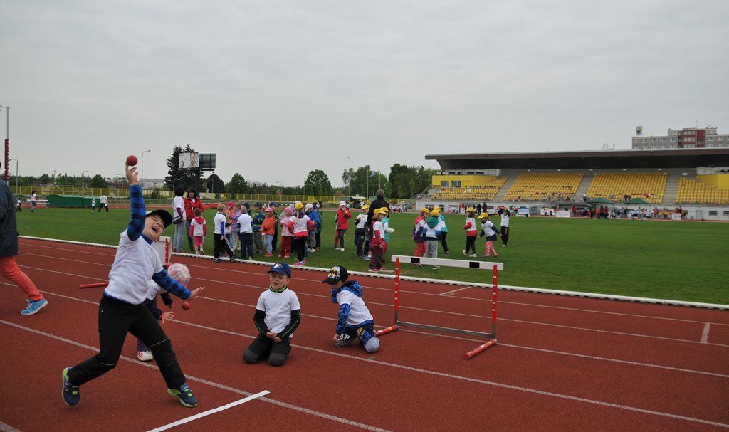 Největší sportovní akci určenou pro plzeňské mateřské školy si dnes užily děti na Atletickém stadionu města Plzně. Malí sportovci z 16 mateřinek zažili atmosféru velkých soutěží, síly změřili ve čtyřech individuálních disciplínách a jedné týmové soutěži. Absolutním vítězem se stala 91. mateřská škola, druhé místo vybojovala 90. a třetí 54. mateřská škola. (foto: M. Černý / M. Pecuch, 18.5.2016)