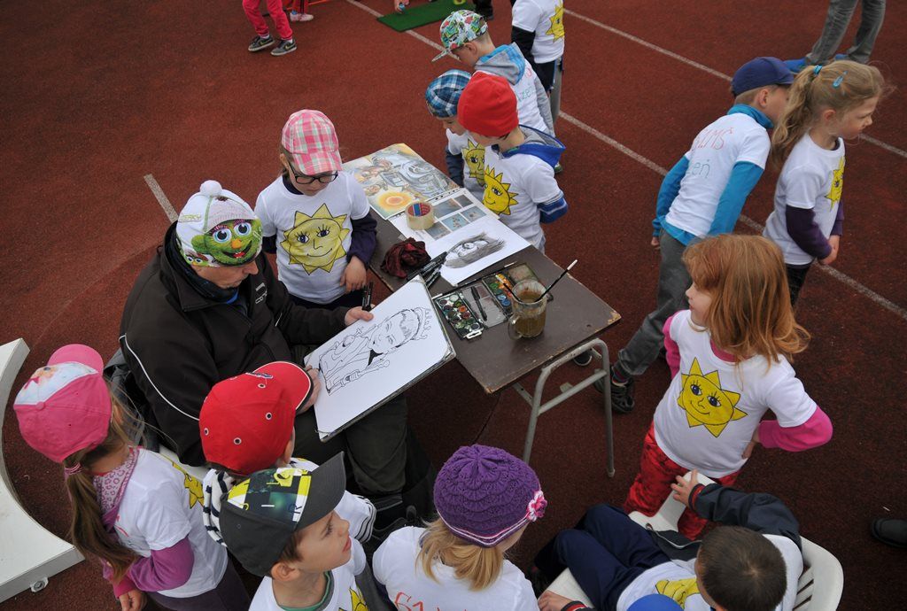 Největší sportovní akci určenou pro plzeňské mateřské školy si dnes užily děti na Atletickém stadionu města Plzně. Malí sportovci z 16 mateřinek zažili atmosféru velkých soutěží, síly změřili ve čtyřech individuálních disciplínách a jedné týmové soutěži. Absolutním vítězem se stala 91. mateřská škola, druhé místo vybojovala 90. a třetí 54. mateřská škola. (foto: M. Černý / M. Pecuch, 18.5.2016)