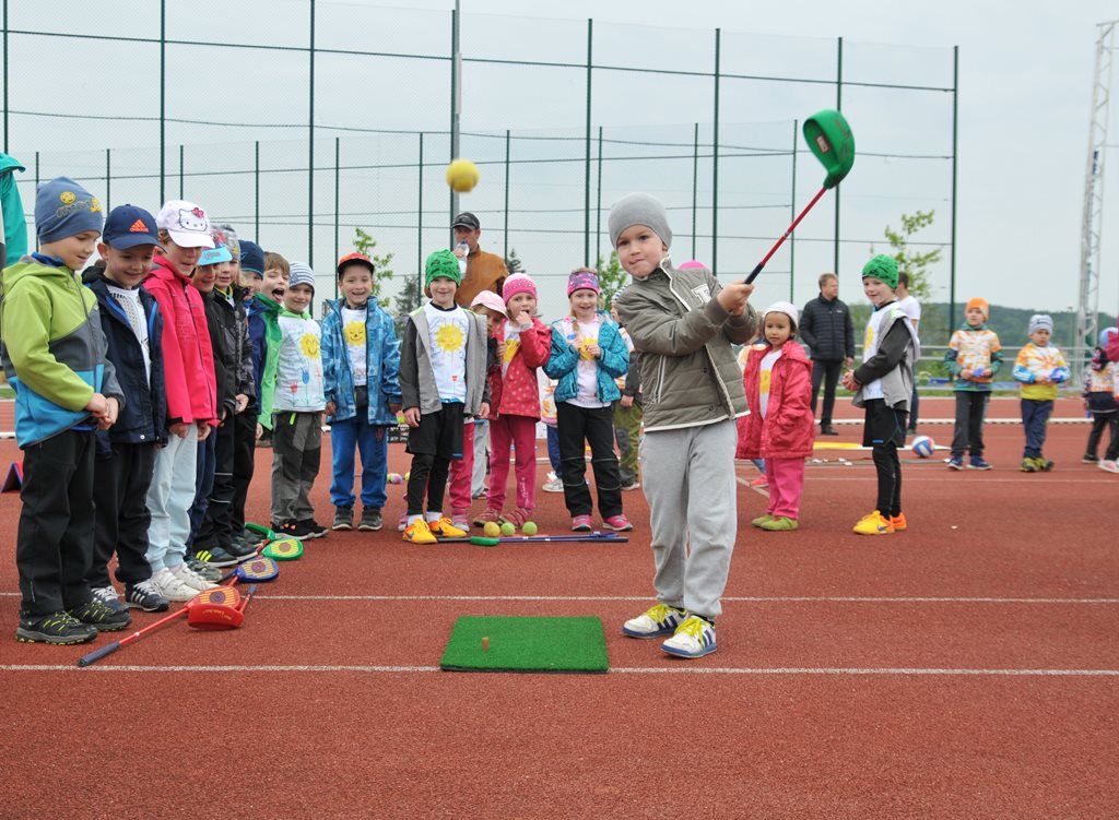 Největší sportovní akci určenou pro plzeňské mateřské školy si dnes užily děti na Atletickém stadionu města Plzně. Malí sportovci z 16 mateřinek zažili atmosféru velkých soutěží, síly změřili ve čtyřech individuálních disciplínách a jedné týmové soutěži. Absolutním vítězem se stala 91. mateřská škola, druhé místo vybojovala 90. a třetí 54. mateřská škola. (foto: M. Černý / M. Pecuch, 18.5.2016)