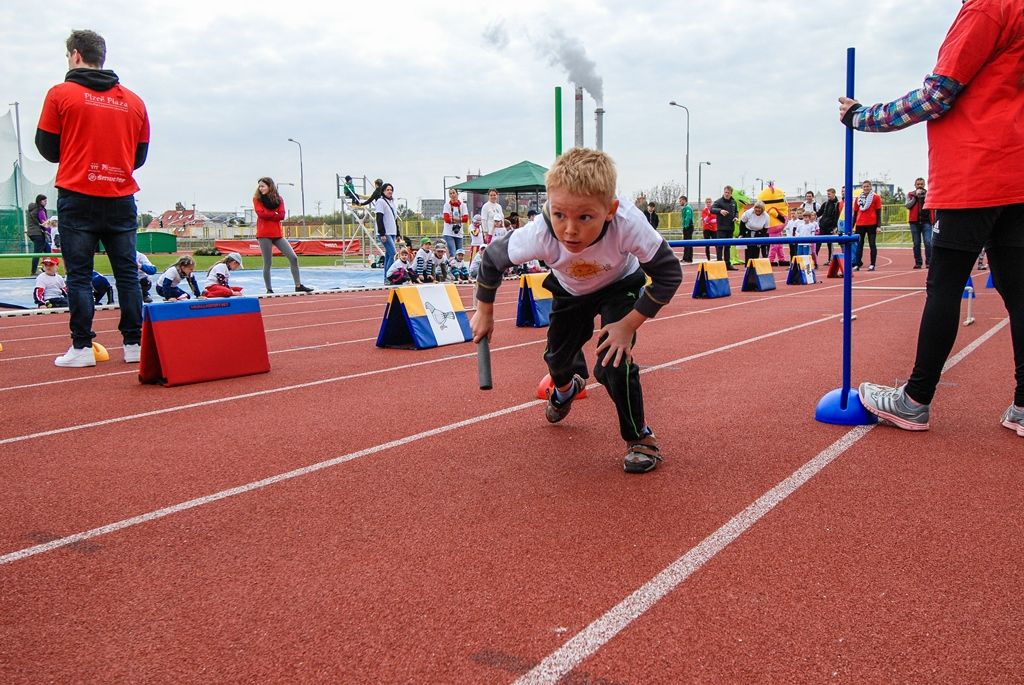 Největší sportovní akci určenou pro plzeňské mateřské školy si dnes užily děti na Atletickém stadionu města Plzně. Malí sportovci z 16 mateřinek zažili atmosféru velkých soutěží, síly změřili ve čtyřech individuálních disciplínách a jedné týmové soutěži. Absolutním vítězem se stala 91. mateřská škola, druhé místo vybojovala 90. a třetí 54. mateřská škola. (foto: M. Černý / M. Pecuch, 18.5.2016)