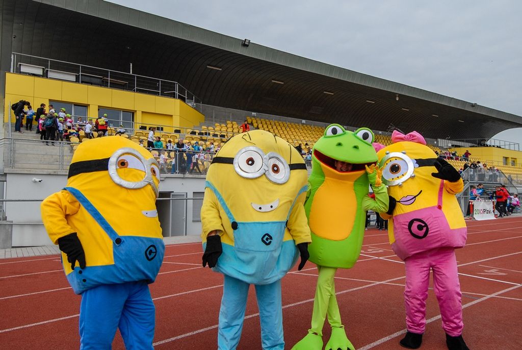 Největší sportovní akci určenou pro plzeňské mateřské školy si dnes užily děti na Atletickém stadionu města Plzně. Malí sportovci z 16 mateřinek zažili atmosféru velkých soutěží, síly změřili ve čtyřech individuálních disciplínách a jedné týmové soutěži. Absolutním vítězem se stala 91. mateřská škola, druhé místo vybojovala 90. a třetí 54. mateřská škola. (foto: M. Černý / M. Pecuch, 18.5.2016)