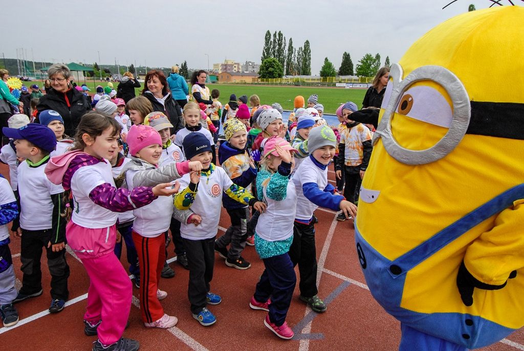 Největší sportovní akci určenou pro plzeňské mateřské školy si dnes užily děti na Atletickém stadionu města Plzně. Malí sportovci z 16 mateřinek zažili atmosféru velkých soutěží, síly změřili ve čtyřech individuálních disciplínách a jedné týmové soutěži. Absolutním vítězem se stala 91. mateřská škola, druhé místo vybojovala 90. a třetí 54. mateřská škola. (foto: M. Černý / M. Pecuch, 18.5.2016)