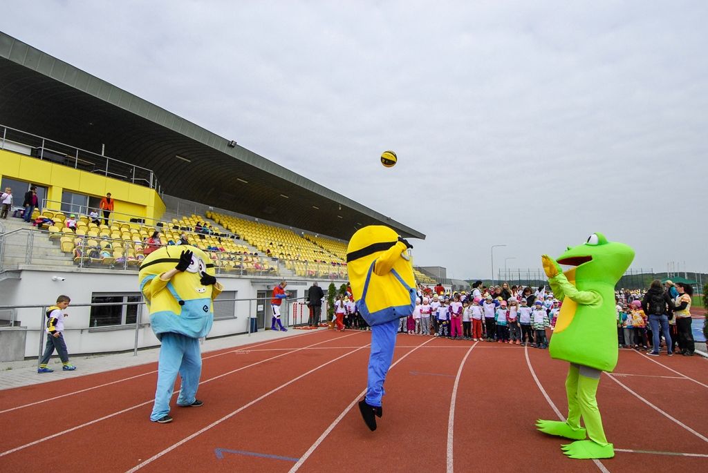 Největší sportovní akci určenou pro plzeňské mateřské školy si dnes užily děti na Atletickém stadionu města Plzně. Malí sportovci z 16 mateřinek zažili atmosféru velkých soutěží, síly změřili ve čtyřech individuálních disciplínách a jedné týmové soutěži. Absolutním vítězem se stala 91. mateřská škola, druhé místo vybojovala 90. a třetí 54. mateřská škola. (foto: M. Černý / M. Pecuch, 18.5.2016)