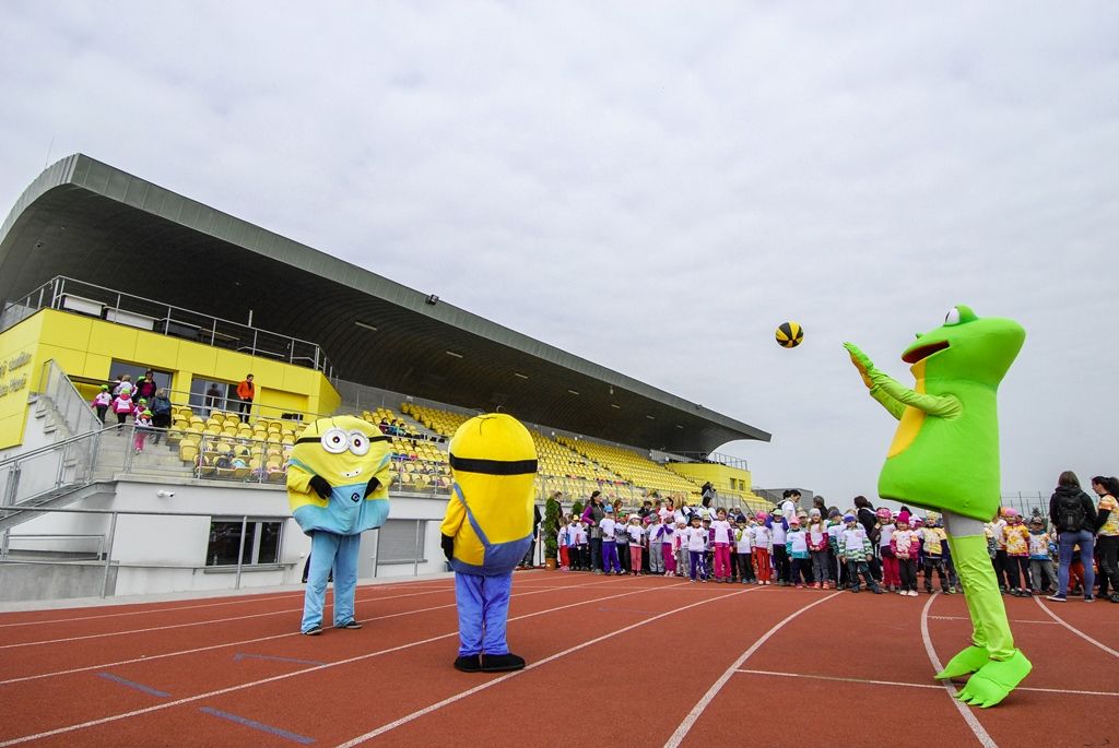Největší sportovní akci určenou pro plzeňské mateřské školy si dnes užily děti na Atletickém stadionu města Plzně. Malí sportovci z 16 mateřinek zažili atmosféru velkých soutěží, síly změřili ve čtyřech individuálních disciplínách a jedné týmové soutěži. Absolutním vítězem se stala 91. mateřská škola, druhé místo vybojovala 90. a třetí 54. mateřská škola. (foto: M. Černý / M. Pecuch, 18.5.2016)