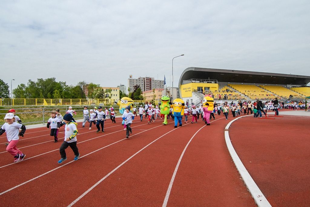 Největší sportovní akci určenou pro plzeňské mateřské školy si dnes užily děti na Atletickém stadionu města Plzně. Malí sportovci z 16 mateřinek zažili atmosféru velkých soutěží, síly změřili ve čtyřech individuálních disciplínách a jedné týmové soutěži. Absolutním vítězem se stala 91. mateřská škola, druhé místo vybojovala 90. a třetí 54. mateřská škola. (foto: M. Černý / M. Pecuch, 18.5.2016)