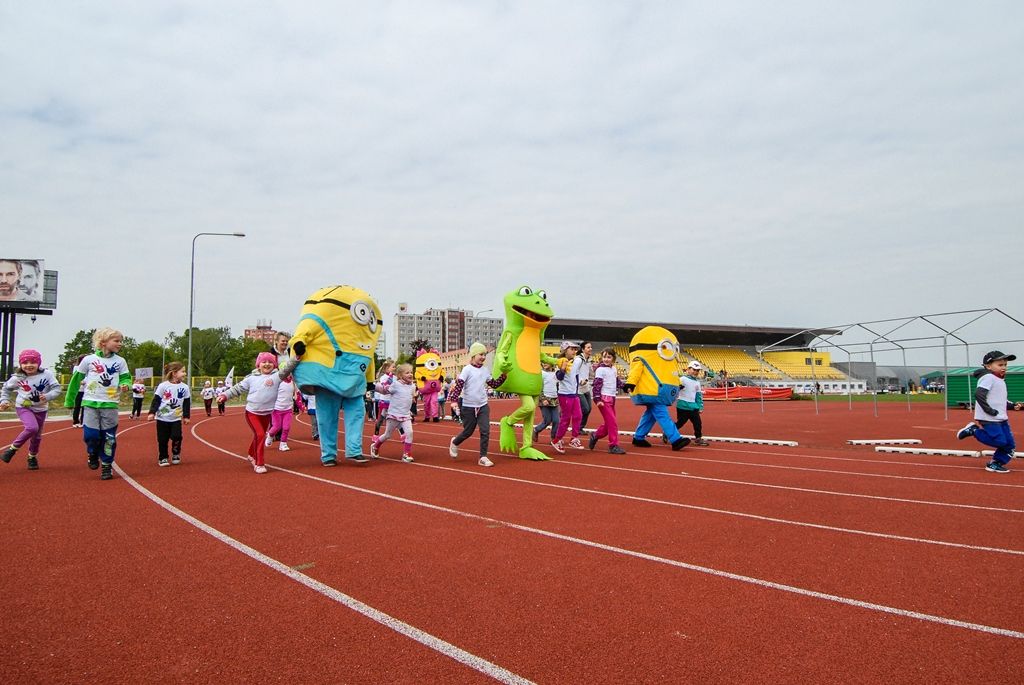 Největší sportovní akci určenou pro plzeňské mateřské školy si dnes užily děti na Atletickém stadionu města Plzně. Malí sportovci z 16 mateřinek zažili atmosféru velkých soutěží, síly změřili ve čtyřech individuálních disciplínách a jedné týmové soutěži. Absolutním vítězem se stala 91. mateřská škola, druhé místo vybojovala 90. a třetí 54. mateřská škola. (foto: M. Černý / M. Pecuch, 18.5.2016)