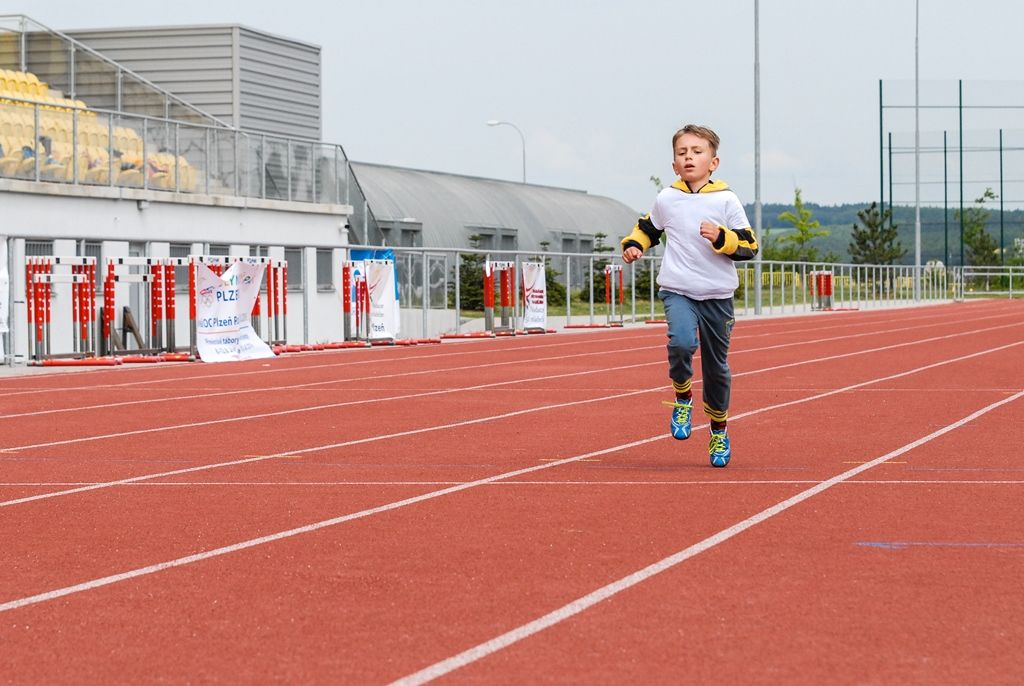 Největší sportovní akci určenou pro plzeňské mateřské školy si dnes užily děti na Atletickém stadionu města Plzně. Malí sportovci z 16 mateřinek zažili atmosféru velkých soutěží, síly změřili ve čtyřech individuálních disciplínách a jedné týmové soutěži. Absolutním vítězem se stala 91. mateřská škola, druhé místo vybojovala 90. a třetí 54. mateřská škola. (foto: M. Černý / M. Pecuch, 18.5.2016)