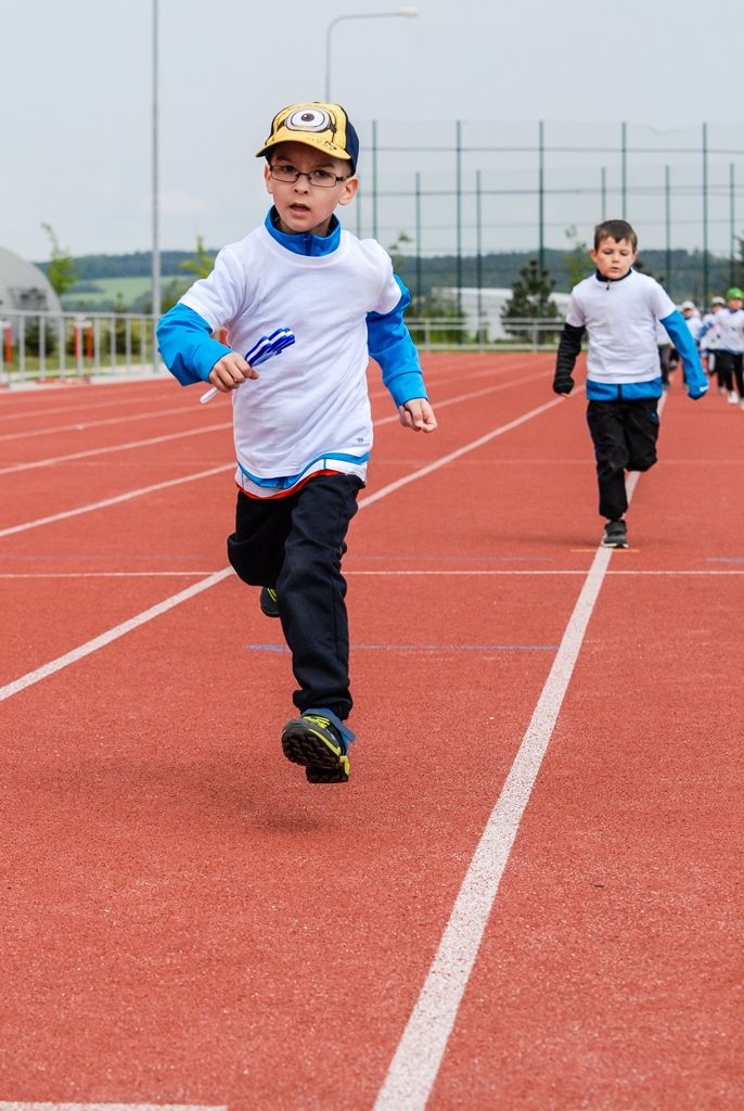 Největší sportovní akci určenou pro plzeňské mateřské školy si dnes užily děti na Atletickém stadionu města Plzně. Malí sportovci z 16 mateřinek zažili atmosféru velkých soutěží, síly změřili ve čtyřech individuálních disciplínách a jedné týmové soutěži. Absolutním vítězem se stala 91. mateřská škola, druhé místo vybojovala 90. a třetí 54. mateřská škola. (foto: M. Černý / M. Pecuch, 18.5.2016)