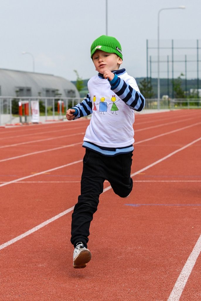 Největší sportovní akci určenou pro plzeňské mateřské školy si dnes užily děti na Atletickém stadionu města Plzně. Malí sportovci z 16 mateřinek zažili atmosféru velkých soutěží, síly změřili ve čtyřech individuálních disciplínách a jedné týmové soutěži. Absolutním vítězem se stala 91. mateřská škola, druhé místo vybojovala 90. a třetí 54. mateřská škola. (foto: M. Černý / M. Pecuch, 18.5.2016)