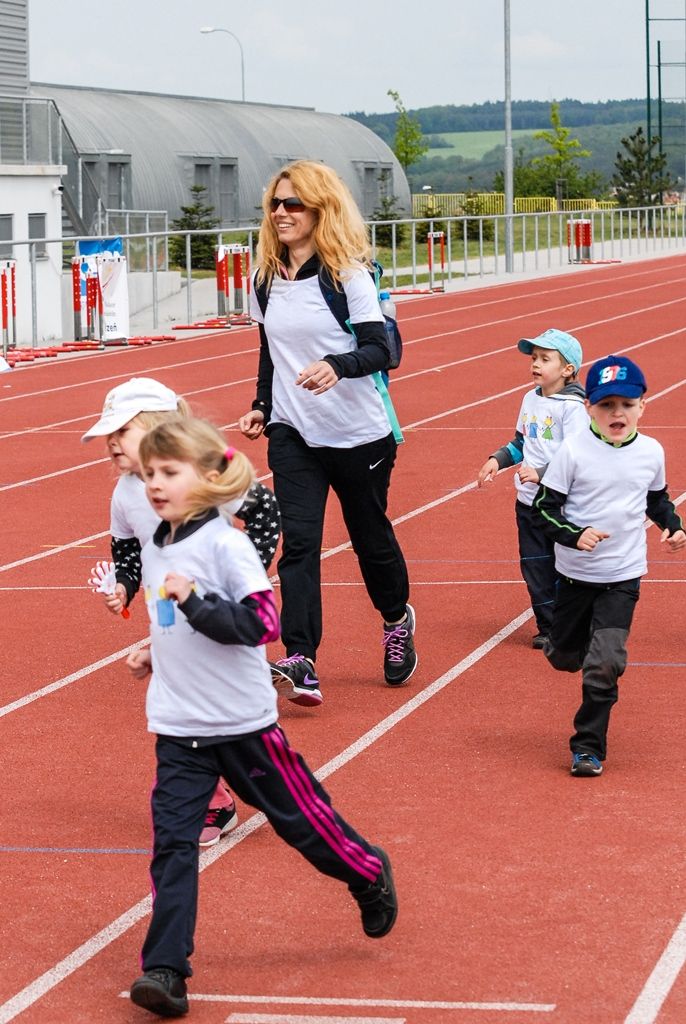 Největší sportovní akci určenou pro plzeňské mateřské školy si dnes užily děti na Atletickém stadionu města Plzně. Malí sportovci z 16 mateřinek zažili atmosféru velkých soutěží, síly změřili ve čtyřech individuálních disciplínách a jedné týmové soutěži. Absolutním vítězem se stala 91. mateřská škola, druhé místo vybojovala 90. a třetí 54. mateřská škola. (foto: M. Černý / M. Pecuch, 18.5.2016)