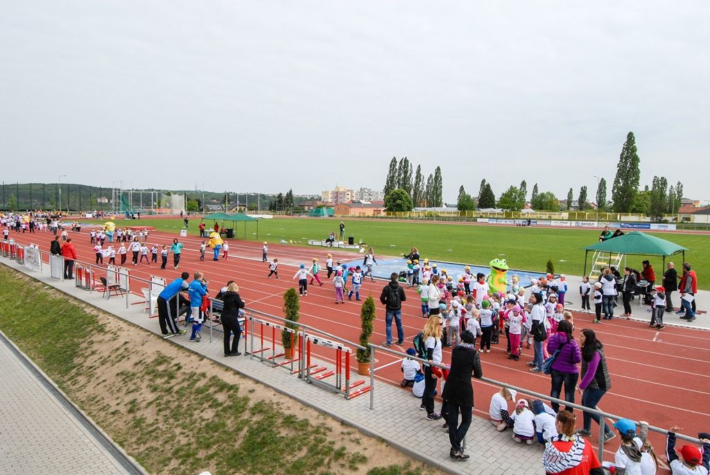 Největší sportovní akci určenou pro plzeňské mateřské školy si dnes užily děti na Atletickém stadionu města Plzně. Malí sportovci z 16 mateřinek zažili atmosféru velkých soutěží, síly změřili ve čtyřech individuálních disciplínách a jedné týmové soutěži. Absolutním vítězem se stala 91. mateřská škola, druhé místo vybojovala 90. a třetí 54. mateřská škola. (foto: M. Černý / M. Pecuch, 18.5.2016)