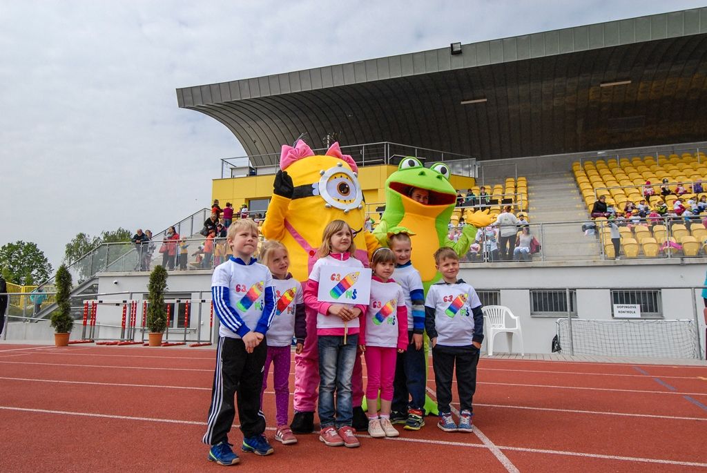 Největší sportovní akci určenou pro plzeňské mateřské školy si dnes užily děti na Atletickém stadionu města Plzně. Malí sportovci z 16 mateřinek zažili atmosféru velkých soutěží, síly změřili ve čtyřech individuálních disciplínách a jedné týmové soutěži. Absolutním vítězem se stala 91. mateřská škola, druhé místo vybojovala 90. a třetí 54. mateřská škola. (foto: M. Černý / M. Pecuch, 18.5.2016)
