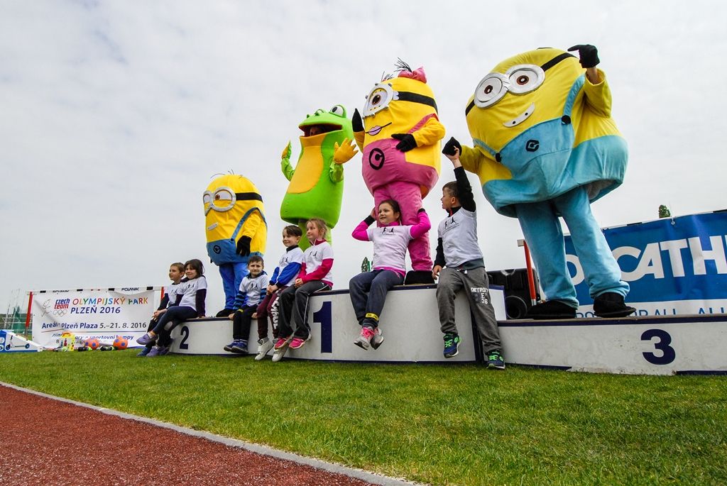 Největší sportovní akci určenou pro plzeňské mateřské školy si dnes užily děti na Atletickém stadionu města Plzně. Malí sportovci z 16 mateřinek zažili atmosféru velkých soutěží, síly změřili ve čtyřech individuálních disciplínách a jedné týmové soutěži. Absolutním vítězem se stala 91. mateřská škola, druhé místo vybojovala 90. a třetí 54. mateřská škola. (foto: M. Černý / M. Pecuch, 18.5.2016)