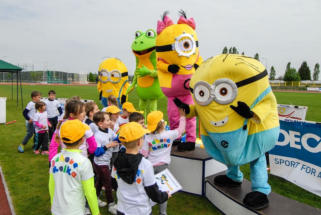 Největší sportovní akci určenou pro plzeňské mateřské školy si dnes užily děti na Atletickém stadionu města Plzně. Malí sportovci z 16 mateřinek zažili atmosféru velkých soutěží, síly změřili ve čtyřech individuálních disciplínách a jedné týmové soutěži. Absolutním vítězem se stala 91. mateřská škola, druhé místo vybojovala 90. a třetí 54. mateřská škola. (foto: M. Černý / M. Pecuch, 18.5.2016)