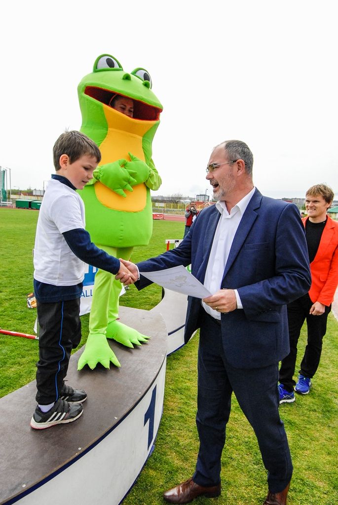 Největší sportovní akci určenou pro plzeňské mateřské školy si dnes užily děti na Atletickém stadionu města Plzně. Malí sportovci z 16 mateřinek zažili atmosféru velkých soutěží, síly změřili ve čtyřech individuálních disciplínách a jedné týmové soutěži. Absolutním vítězem se stala 91. mateřská škola, druhé místo vybojovala 90. a třetí 54. mateřská škola. (foto: M. Černý / M. Pecuch, 18.5.2016)