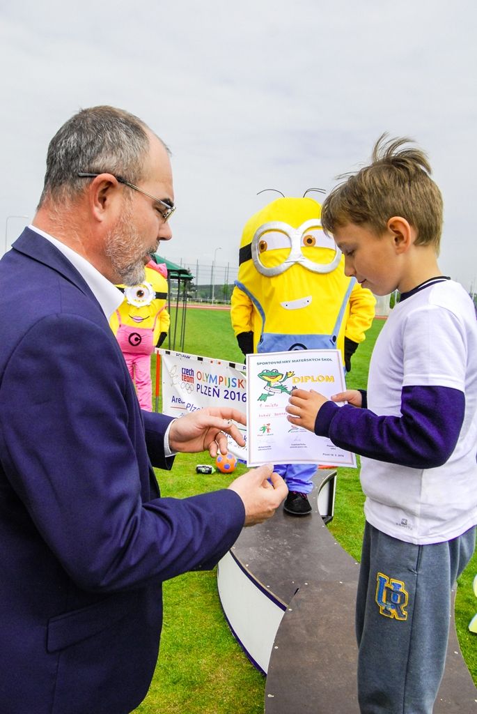 Největší sportovní akci určenou pro plzeňské mateřské školy si dnes užily děti na Atletickém stadionu města Plzně. Malí sportovci z 16 mateřinek zažili atmosféru velkých soutěží, síly změřili ve čtyřech individuálních disciplínách a jedné týmové soutěži. Absolutním vítězem se stala 91. mateřská škola, druhé místo vybojovala 90. a třetí 54. mateřská škola. (foto: M. Černý / M. Pecuch, 18.5.2016)