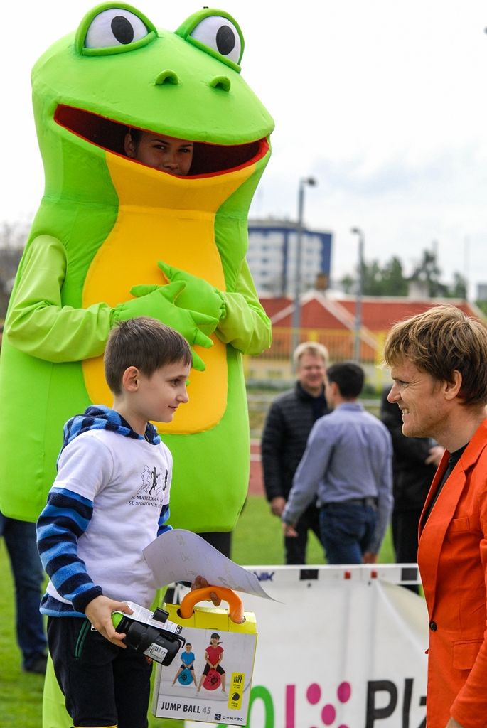 Největší sportovní akci určenou pro plzeňské mateřské školy si dnes užily děti na Atletickém stadionu města Plzně. Malí sportovci z 16 mateřinek zažili atmosféru velkých soutěží, síly změřili ve čtyřech individuálních disciplínách a jedné týmové soutěži. Absolutním vítězem se stala 91. mateřská škola, druhé místo vybojovala 90. a třetí 54. mateřská škola. (foto: M. Černý / M. Pecuch, 18.5.2016)