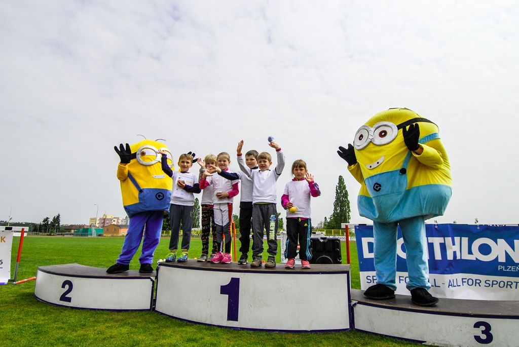 Největší sportovní akci určenou pro plzeňské mateřské školy si dnes užily děti na Atletickém stadionu města Plzně. Malí sportovci z 16 mateřinek zažili atmosféru velkých soutěží, síly změřili ve čtyřech individuálních disciplínách a jedné týmové soutěži. Absolutním vítězem se stala 91. mateřská škola, druhé místo vybojovala 90. a třetí 54. mateřská škola. (foto: M. Černý / M. Pecuch, 18.5.2016)