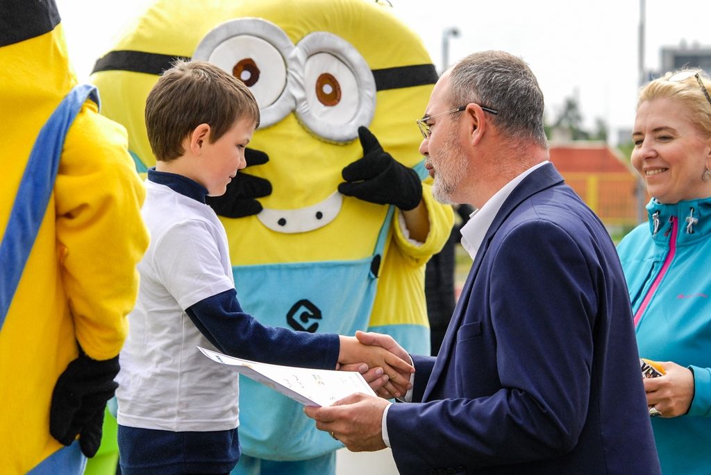 Největší sportovní akci určenou pro plzeňské mateřské školy si dnes užily děti na Atletickém stadionu města Plzně. Malí sportovci z 16 mateřinek zažili atmosféru velkých soutěží, síly změřili ve čtyřech individuálních disciplínách a jedné týmové soutěži. Absolutním vítězem se stala 91. mateřská škola, druhé místo vybojovala 90. a třetí 54. mateřská škola. (foto: M. Černý / M. Pecuch, 18.5.2016)