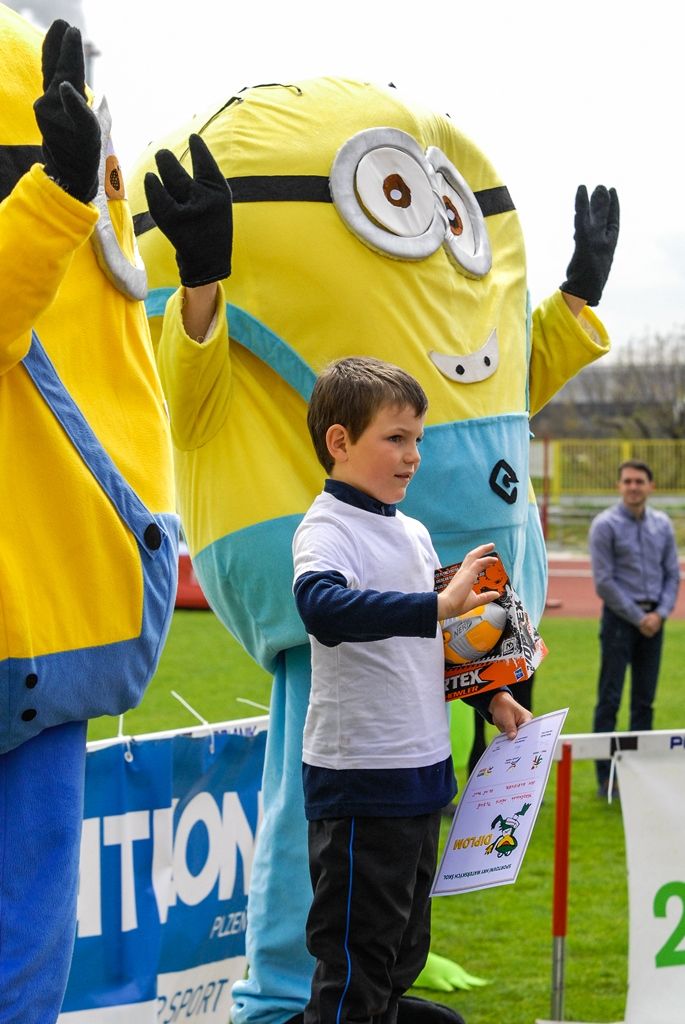 Největší sportovní akci určenou pro plzeňské mateřské školy si dnes užily děti na Atletickém stadionu města Plzně. Malí sportovci z 16 mateřinek zažili atmosféru velkých soutěží, síly změřili ve čtyřech individuálních disciplínách a jedné týmové soutěži. Absolutním vítězem se stala 91. mateřská škola, druhé místo vybojovala 90. a třetí 54. mateřská škola. (foto: M. Černý / M. Pecuch, 18.5.2016)