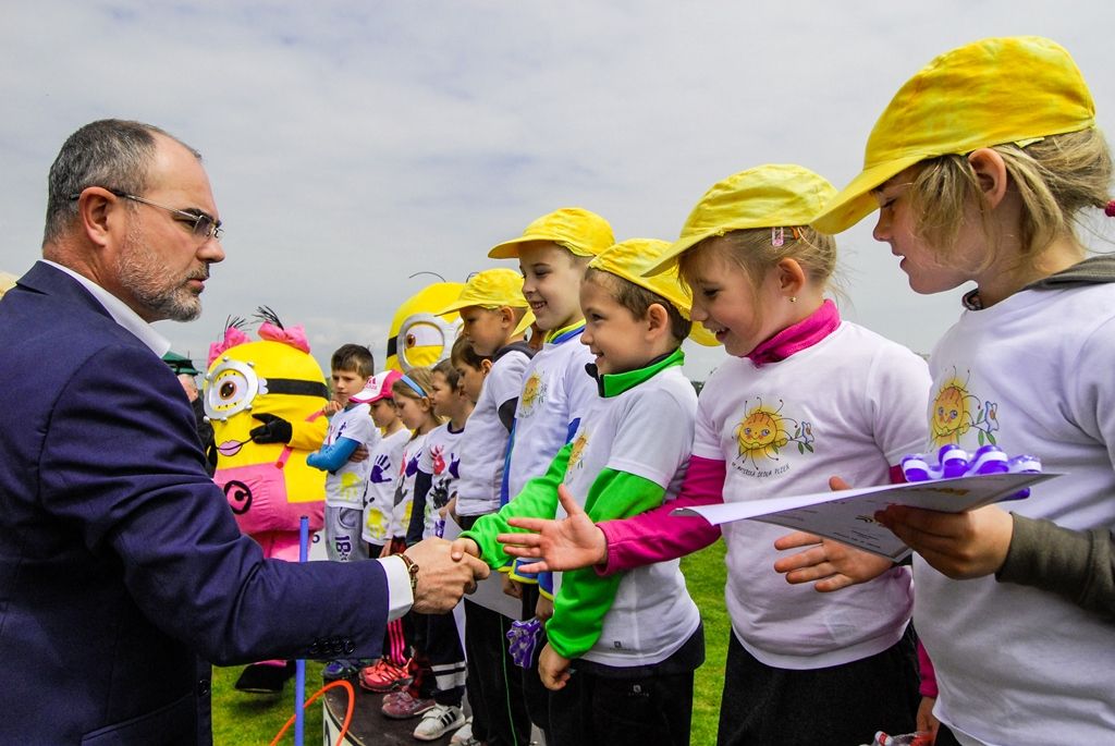 Největší sportovní akci určenou pro plzeňské mateřské školy si dnes užily děti na Atletickém stadionu města Plzně. Malí sportovci z 16 mateřinek zažili atmosféru velkých soutěží, síly změřili ve čtyřech individuálních disciplínách a jedné týmové soutěži. Absolutním vítězem se stala 91. mateřská škola, druhé místo vybojovala 90. a třetí 54. mateřská škola. (foto: M. Černý / M. Pecuch, 18.5.2016)