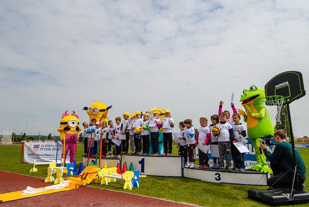 Největší sportovní akci určenou pro plzeňské mateřské školy si dnes užily děti na Atletickém stadionu města Plzně. Malí sportovci z 16 mateřinek zažili atmosféru velkých soutěží, síly změřili ve čtyřech individuálních disciplínách a jedné týmové soutěži. Absolutním vítězem se stala 91. mateřská škola, druhé místo vybojovala 90. a třetí 54. mateřská škola. (foto: M. Černý / M. Pecuch, 18.5.2016)