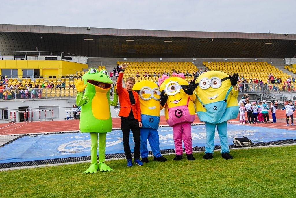 Největší sportovní akci určenou pro plzeňské mateřské školy si dnes užily děti na Atletickém stadionu města Plzně. Malí sportovci z 16 mateřinek zažili atmosféru velkých soutěží, síly změřili ve čtyřech individuálních disciplínách a jedné týmové soutěži. Absolutním vítězem se stala 91. mateřská škola, druhé místo vybojovala 90. a třetí 54. mateřská škola. (foto: M. Černý / M. Pecuch, 18.5.2016)