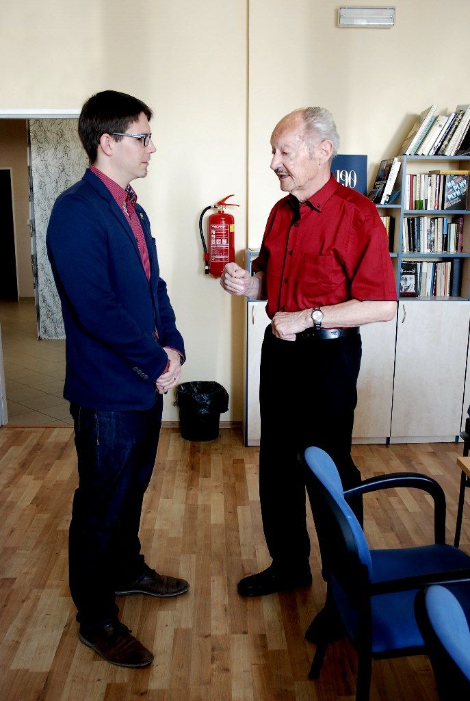 Běh s kolečkem, s holemi po běžecké dráze, hru pétanque a další disciplíny si užili sportovně založení senioři v sobotu 21. května 2016 na hřišti 1. základní školy v Bolevci. Sportovní hry seniorů Plzeňského kraje zahájil mimo jiné ekonomický náměstek primátora Pavel Kotas, který akci udělil záštitu. Po soutěžním dopoledni byl pro dříve narozené připraven kulturní program až do podvečerních hodin. (foto: O. Urbánek)