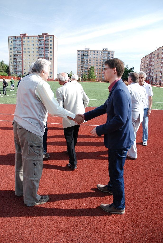 Běh s kolečkem, s holemi po běžecké dráze, hru pétanque a další disciplíny si užili sportovně založení senioři v sobotu 21. května 2016 na hřišti 1. základní školy v Bolevci. Sportovní hry seniorů Plzeňského kraje zahájil mimo jiné ekonomický náměstek primátora Pavel Kotas, který akci udělil záštitu. Po soutěžním dopoledni byl pro dříve narozené připraven kulturní program až do podvečerních hodin. (foto: O. Urbánek)