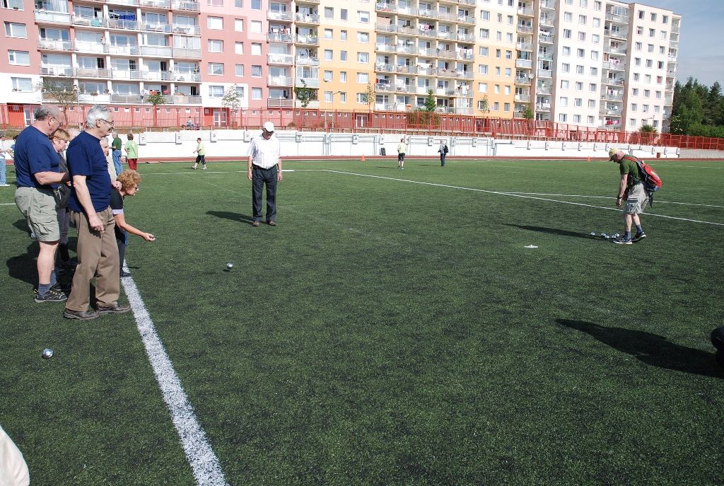 Běh s kolečkem, s holemi po běžecké dráze, hru pétanque a další disciplíny si užili sportovně založení senioři v sobotu 21. května 2016 na hřišti 1. základní školy v Bolevci. Sportovní hry seniorů Plzeňského kraje zahájil mimo jiné ekonomický náměstek primátora Pavel Kotas, který akci udělil záštitu. Po soutěžním dopoledni byl pro dříve narozené připraven kulturní program až do podvečerních hodin. (foto: O. Urbánek)