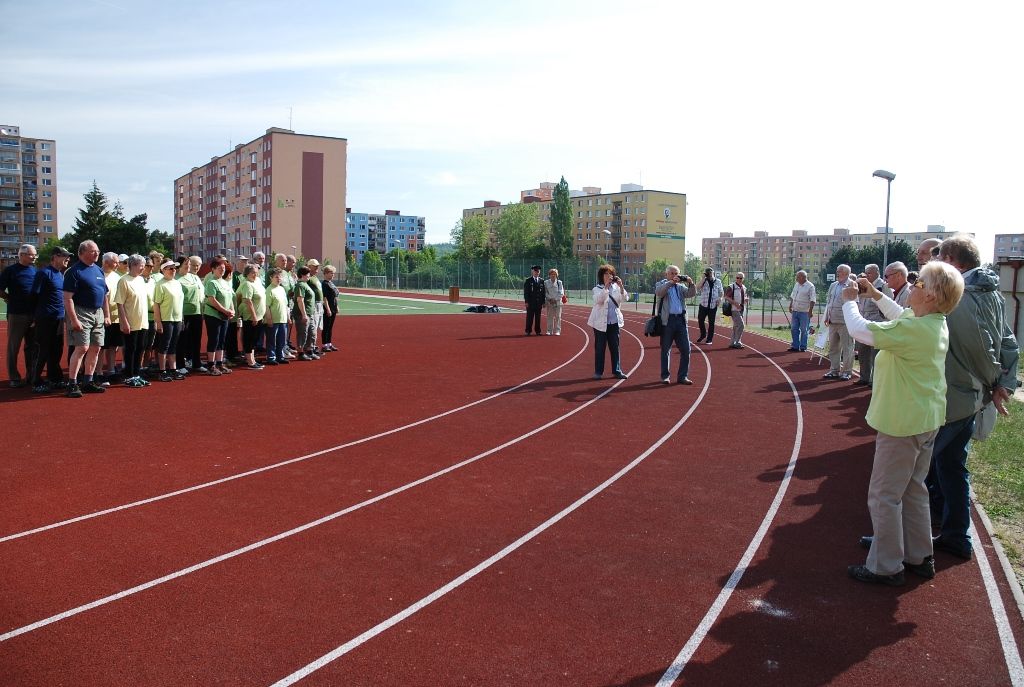 Běh s kolečkem, s holemi po běžecké dráze, hru pétanque a další disciplíny si užili sportovně založení senioři v sobotu 21. května 2016 na hřišti 1. základní školy v Bolevci. Sportovní hry seniorů Plzeňského kraje zahájil mimo jiné ekonomický náměstek primátora Pavel Kotas, který akci udělil záštitu. Po soutěžním dopoledni byl pro dříve narozené připraven kulturní program až do podvečerních hodin. (foto: O. Urbánek)
