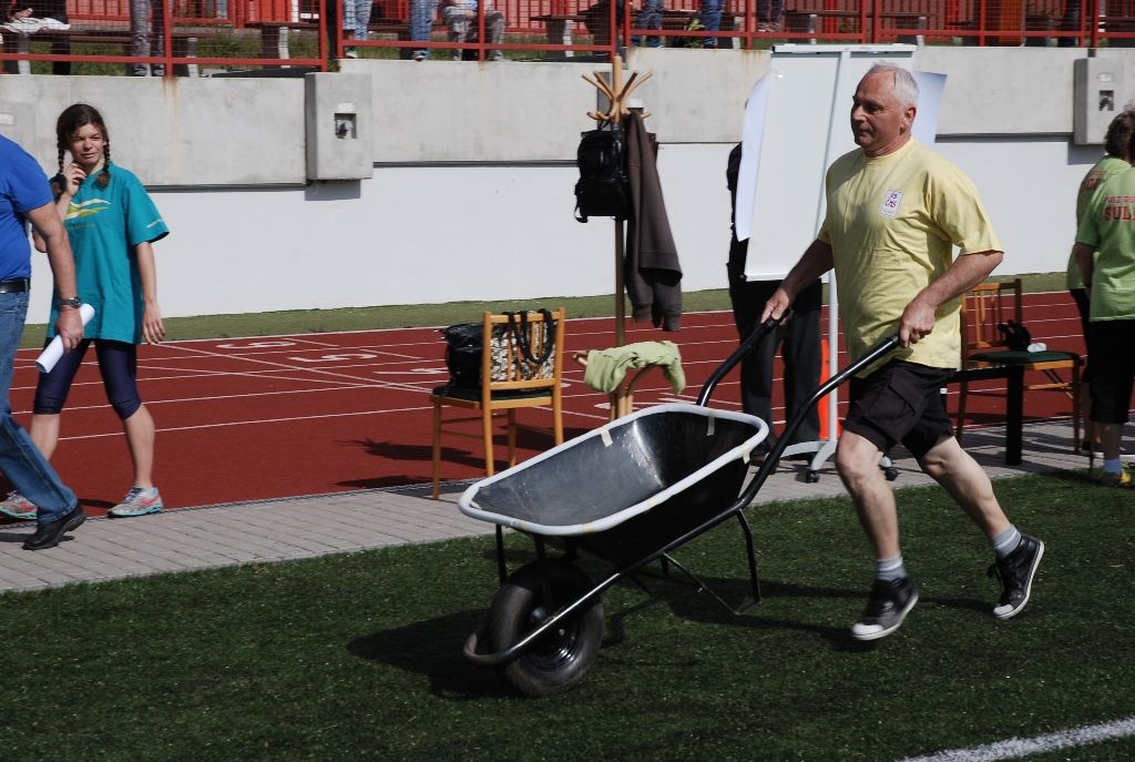 Běh s kolečkem, s holemi po běžecké dráze, hru pétanque a další disciplíny si užili sportovně založení senioři v sobotu 21. května 2016 na hřišti 1. základní školy v Bolevci. Sportovní hry seniorů Plzeňského kraje zahájil mimo jiné ekonomický náměstek primátora Pavel Kotas, který akci udělil záštitu. Po soutěžním dopoledni byl pro dříve narozené připraven kulturní program až do podvečerních hodin. (foto: O. Urbánek)