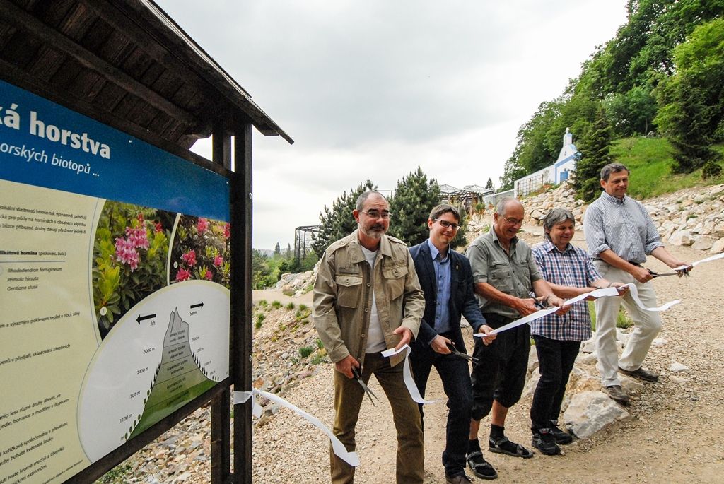 Mochna stříbrná, rozrazil alpský, hledíček, vrba nebo šťovík, to je jen drobný výčet horské flóry, která představuje nově otevřenou expozici Hory Evropy v plzeňské zoologické a botanické zahradě. Dosud nevyužitý svah nad restaurací Kiboko, kde v minulosti býval výběh pro lamy, paovce či jeleny, zpřístupnila zahrada návštěvníkům v podobě sítě cest se skalkami z různých druhů hornin. Ty umožňují nejen procházku Evropou od západu k východu, ale také stoupání z montánního pásma přes subalpínské po alpínské. (foto: 23.5.2016)