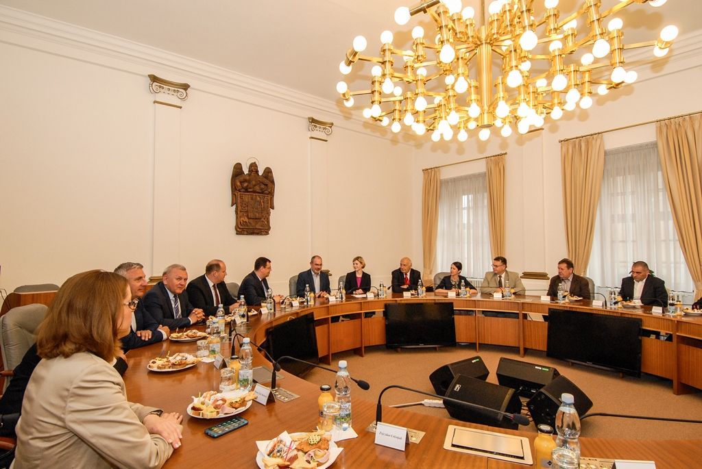 Dvacet členů chorvatské delegace z Bjelovarsko-bilogorské župy přijal na plzeňské radnici primátor města Martin Zrzavecký. Záměrem města Plzně je navázání přátelských vztahů s Bjelovarem, jedním z pěti významných měst chorvatské župy. „Právě spolupráce v oblasti mechatroniky, bezpilotních letadel a dronů i výměna zkušeností a poznatků je věc, o kterou město Plzeň velmi stojí,“ uvedl primátor Martin Zrzavecký. (foto: 24.5.2016)