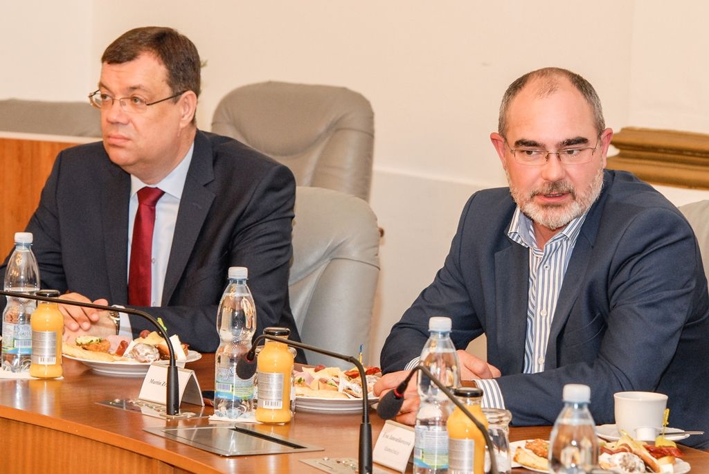 Dvacet členů chorvatské delegace z Bjelovarsko-bilogorské župy přijal na plzeňské radnici primátor města Martin Zrzavecký. Záměrem města Plzně je navázání přátelských vztahů s Bjelovarem, jedním z pěti významných měst chorvatské župy. „Právě spolupráce v oblasti mechatroniky, bezpilotních letadel a dronů i výměna zkušeností a poznatků je věc, o kterou město Plzeň velmi stojí,“ uvedl primátor Martin Zrzavecký. (foto: 24.5.2016)