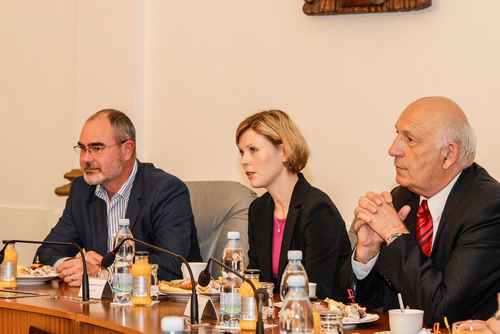 Dvacet členů chorvatské delegace z Bjelovarsko-bilogorské župy přijal na plzeňské radnici primátor města Martin Zrzavecký. Záměrem města Plzně je navázání přátelských vztahů s Bjelovarem, jedním z pěti významných měst chorvatské župy. „Právě spolupráce v oblasti mechatroniky, bezpilotních letadel a dronů i výměna zkušeností a poznatků je věc, o kterou město Plzeň velmi stojí,“ uvedl primátor Martin Zrzavecký. (foto: 24.5.2016)