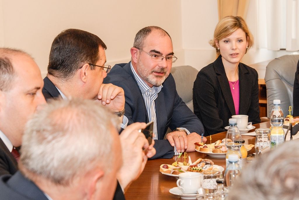 Dvacet členů chorvatské delegace z Bjelovarsko-bilogorské župy přijal na plzeňské radnici primátor města Martin Zrzavecký. Záměrem města Plzně je navázání přátelských vztahů s Bjelovarem, jedním z pěti významných měst chorvatské župy. „Právě spolupráce v oblasti mechatroniky, bezpilotních letadel a dronů i výměna zkušeností a poznatků je věc, o kterou město Plzeň velmi stojí,“ uvedl primátor Martin Zrzavecký. (foto: 24.5.2016)