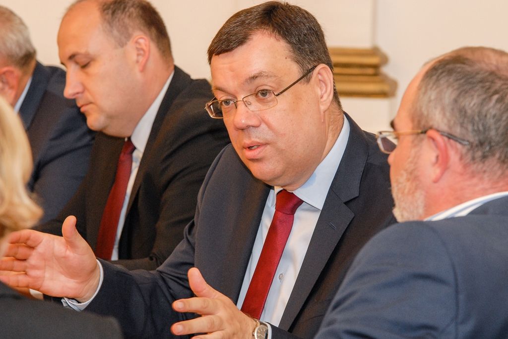 Dvacet členů chorvatské delegace z Bjelovarsko-bilogorské župy přijal na plzeňské radnici primátor města Martin Zrzavecký. Záměrem města Plzně je navázání přátelských vztahů s Bjelovarem, jedním z pěti významných měst chorvatské župy. „Právě spolupráce v oblasti mechatroniky, bezpilotních letadel a dronů i výměna zkušeností a poznatků je věc, o kterou město Plzeň velmi stojí,“ uvedl primátor Martin Zrzavecký. (foto: 24.5.2016)