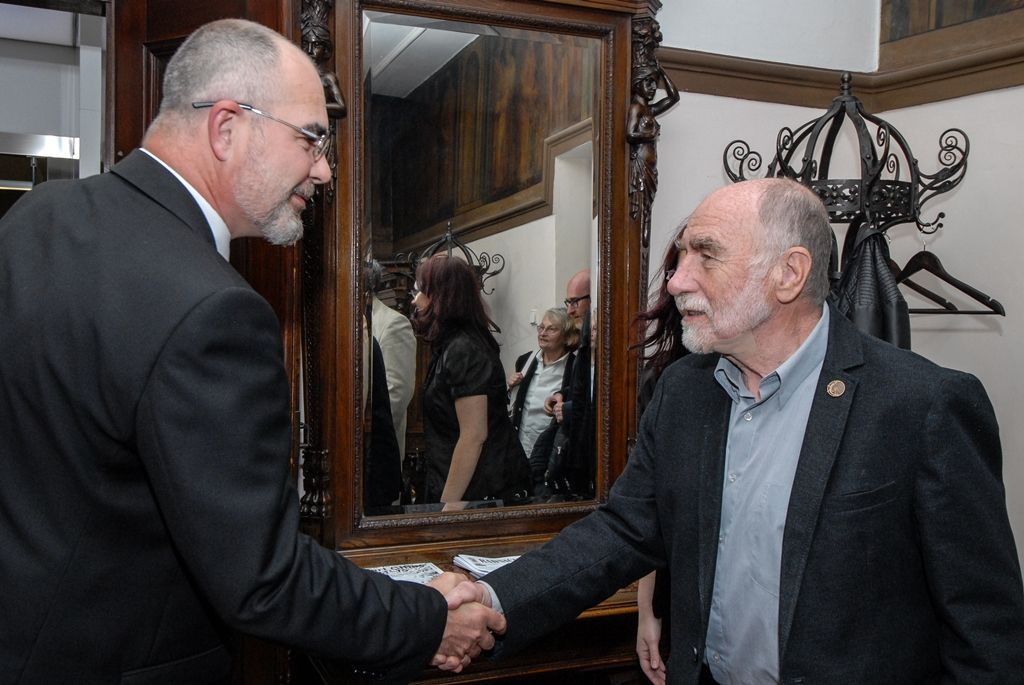 Signatář Charty ´77, novinář, publicista, spisovatel a dramatik Ivan Binar si dnes v západočeské metropoli převzal z rukou primátora Martina Zrzaveckého Cenu 1. června, prestižní ocenění udělované městem Plzeň. Získal ji za trvalou obhajobu a prosazování principů demokracie a lidských práv a svobod. Udělena mu byla při slavnostním zasedání Zastupitelstva města Plzně. To se koná pravidelně 1. června jako vzpomínka na veřejné vystoupení Plzeňanů proti totalitnímu režimu v roce 1953. Návrh na ocenění Ivana Binara podal Petr Náhlík, náměstek primátora pro oblast dopravy a životního prostředí. (foto: 1.6.2016)