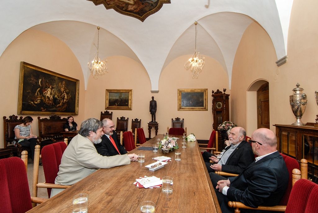 Signatář Charty ´77, novinář, publicista, spisovatel a dramatik Ivan Binar si dnes v západočeské metropoli převzal z rukou primátora Martina Zrzaveckého Cenu 1. června, prestižní ocenění udělované městem Plzeň. Získal ji za trvalou obhajobu a prosazování principů demokracie a lidských práv a svobod. Udělena mu byla při slavnostním zasedání Zastupitelstva města Plzně. To se koná pravidelně 1. června jako vzpomínka na veřejné vystoupení Plzeňanů proti totalitnímu režimu v roce 1953. Návrh na ocenění Ivana Binara podal Petr Náhlík, náměstek primátora pro oblast dopravy a životního prostředí. (foto: 1.6.2016)