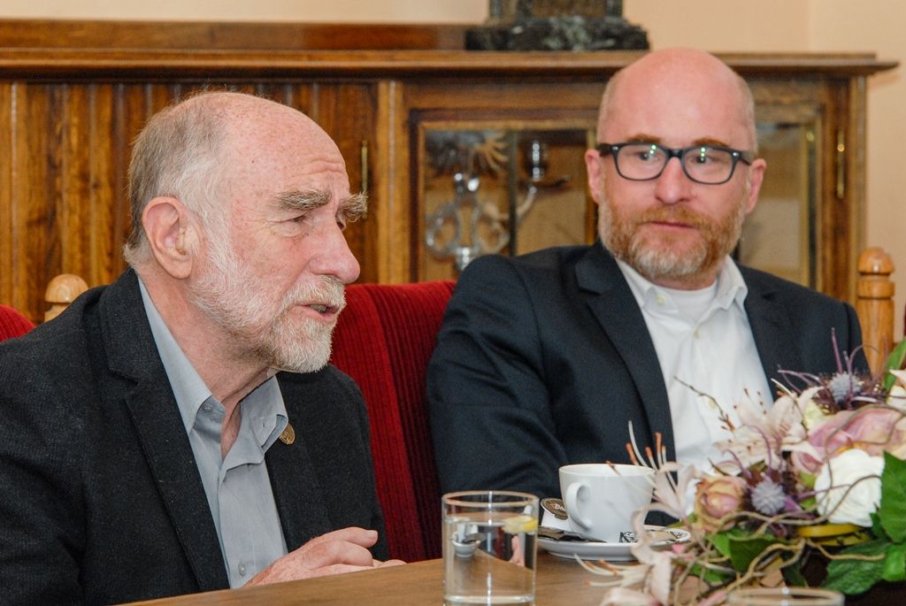 Signatář Charty ´77, novinář, publicista, spisovatel a dramatik Ivan Binar si dnes v západočeské metropoli převzal z rukou primátora Martina Zrzaveckého Cenu 1. června, prestižní ocenění udělované městem Plzeň. Získal ji za trvalou obhajobu a prosazování principů demokracie a lidských práv a svobod. Udělena mu byla při slavnostním zasedání Zastupitelstva města Plzně. To se koná pravidelně 1. června jako vzpomínka na veřejné vystoupení Plzeňanů proti totalitnímu režimu v roce 1953. Návrh na ocenění Ivana Binara podal Petr Náhlík, náměstek primátora pro oblast dopravy a životního prostředí. (foto: 1.6.2016)