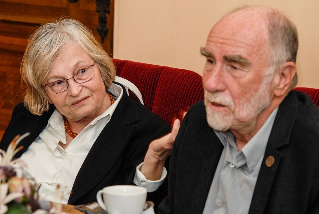 Signatář Charty ´77, novinář, publicista, spisovatel a dramatik Ivan Binar si dnes v západočeské metropoli převzal z rukou primátora Martina Zrzaveckého Cenu 1. června, prestižní ocenění udělované městem Plzeň. Získal ji za trvalou obhajobu a prosazování principů demokracie a lidských práv a svobod. Udělena mu byla při slavnostním zasedání Zastupitelstva města Plzně. To se koná pravidelně 1. června jako vzpomínka na veřejné vystoupení Plzeňanů proti totalitnímu režimu v roce 1953. Návrh na ocenění Ivana Binara podal Petr Náhlík, náměstek primátora pro oblast dopravy a životního prostředí. (foto: 1.6.2016)