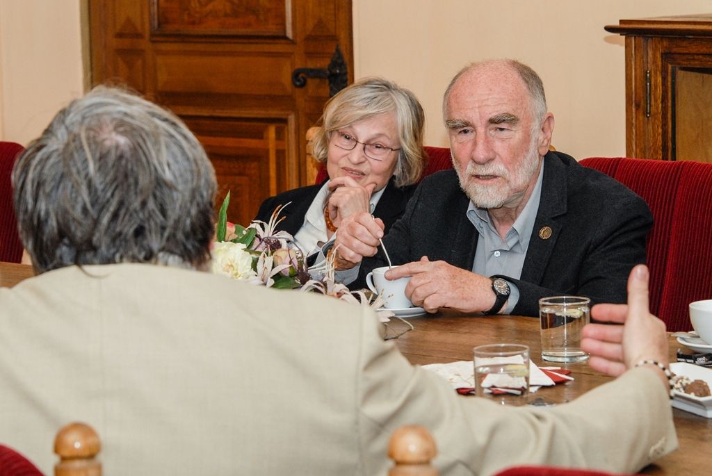 Signatář Charty ´77, novinář, publicista, spisovatel a dramatik Ivan Binar si dnes v západočeské metropoli převzal z rukou primátora Martina Zrzaveckého Cenu 1. června, prestižní ocenění udělované městem Plzeň. Získal ji za trvalou obhajobu a prosazování principů demokracie a lidských práv a svobod. Udělena mu byla při slavnostním zasedání Zastupitelstva města Plzně. To se koná pravidelně 1. června jako vzpomínka na veřejné vystoupení Plzeňanů proti totalitnímu režimu v roce 1953. Návrh na ocenění Ivana Binara podal Petr Náhlík, náměstek primátora pro oblast dopravy a životního prostředí. (foto: 1.6.2016)