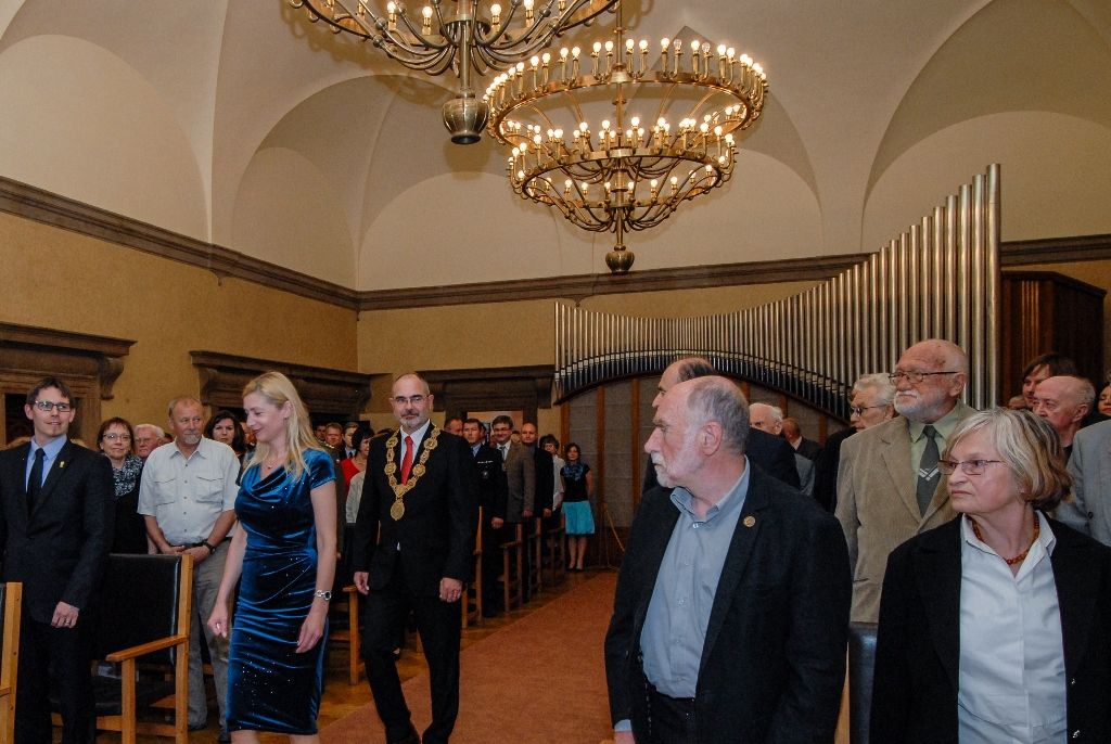 Signatář Charty ´77, novinář, publicista, spisovatel a dramatik Ivan Binar si dnes v západočeské metropoli převzal z rukou primátora Martina Zrzaveckého Cenu 1. června, prestižní ocenění udělované městem Plzeň. Získal ji za trvalou obhajobu a prosazování principů demokracie a lidských práv a svobod. Udělena mu byla při slavnostním zasedání Zastupitelstva města Plzně. To se koná pravidelně 1. června jako vzpomínka na veřejné vystoupení Plzeňanů proti totalitnímu režimu v roce 1953. Návrh na ocenění Ivana Binara podal Petr Náhlík, náměstek primátora pro oblast dopravy a životního prostředí. (foto: 1.6.2016)