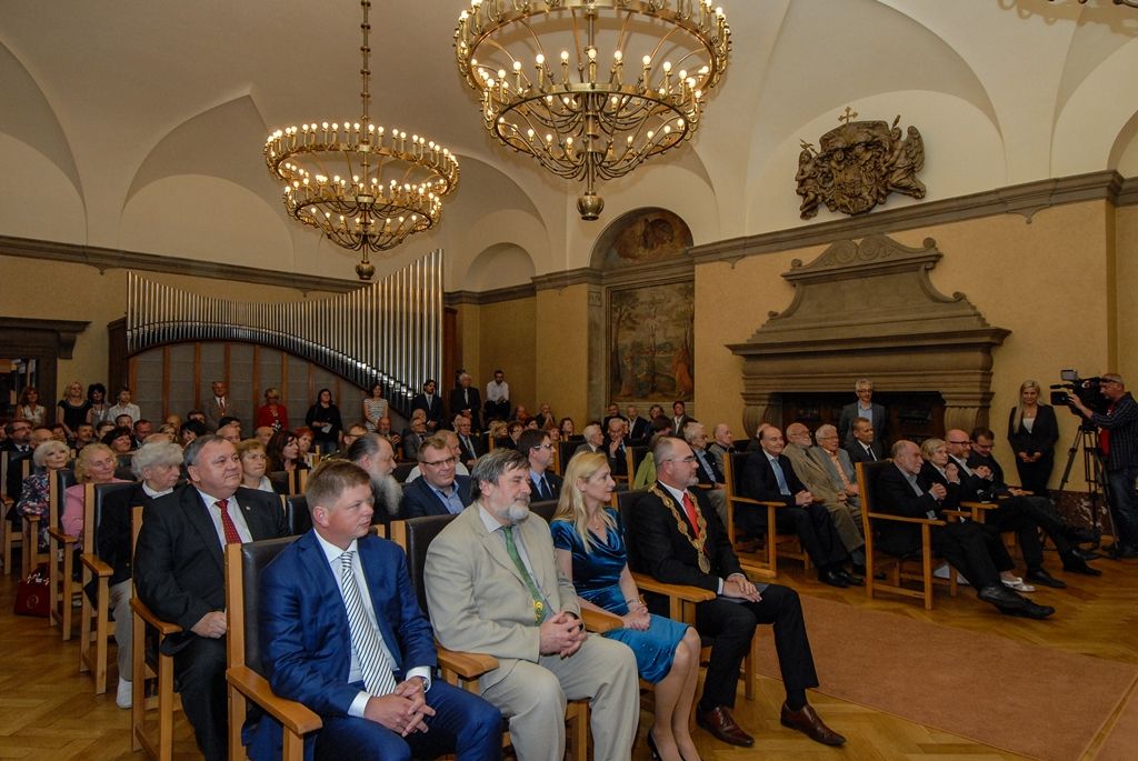 Signatář Charty ´77, novinář, publicista, spisovatel a dramatik Ivan Binar si dnes v západočeské metropoli převzal z rukou primátora Martina Zrzaveckého Cenu 1. června, prestižní ocenění udělované městem Plzeň. Získal ji za trvalou obhajobu a prosazování principů demokracie a lidských práv a svobod. Udělena mu byla při slavnostním zasedání Zastupitelstva města Plzně. To se koná pravidelně 1. června jako vzpomínka na veřejné vystoupení Plzeňanů proti totalitnímu režimu v roce 1953. Návrh na ocenění Ivana Binara podal Petr Náhlík, náměstek primátora pro oblast dopravy a životního prostředí. (foto: 1.6.2016)